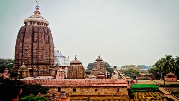 रसोईघर में एक के ऊपर एक 7 बर्तन रखे जाते हैं