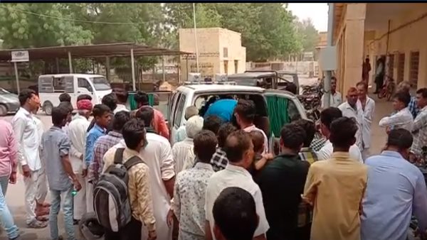Jaisalmer: Attacked with sword on young man in film style, both hands hanging down Jaisalmer: Attacked with sword on young man in film style, both hands hanging down