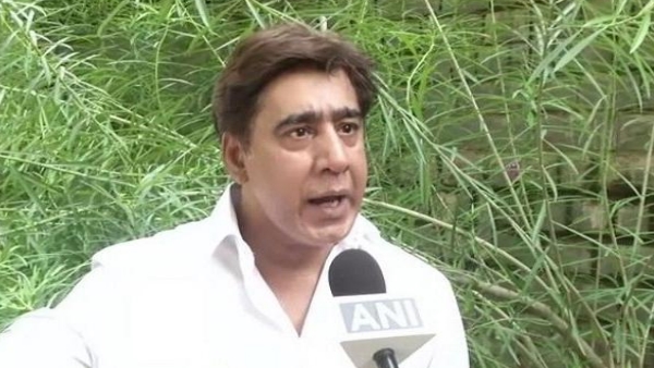 माता-पिता से मिलने नहीं दे रही है उनकी सचिव