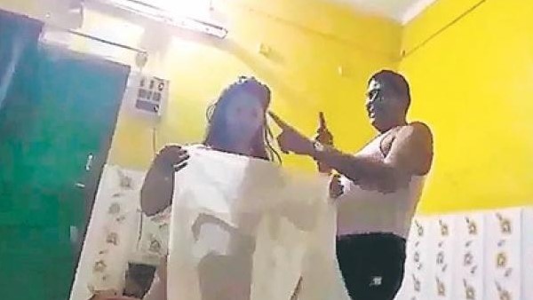 थानेदार संजय दत्त की फिल्म खलनायक के एक गाने पर डांस कर रहे थे