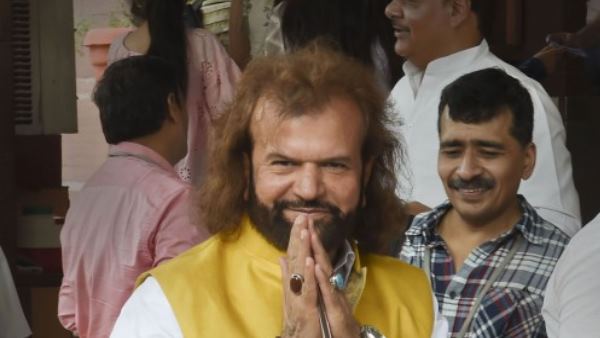 hans raj hans lost his mobile in procession in delhi hans raj hans lost his mobile in procession in delhi