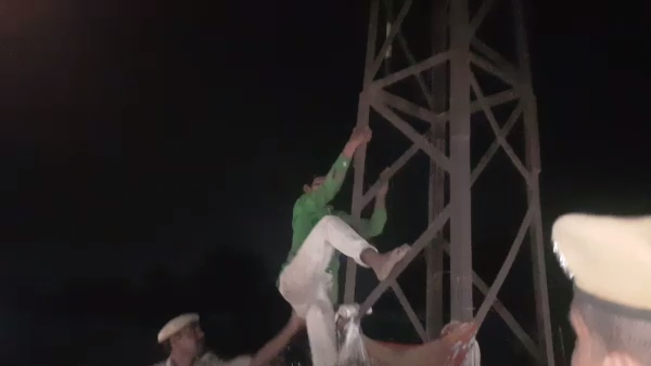Husband climbed on tower for give tension to wife In jodhpur Husband climbed on tower for give tension to wife In jodhpur