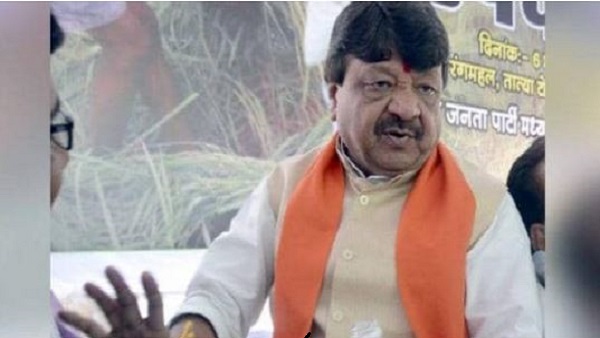नगर निगम अधिकारी को बैट से पीटा था