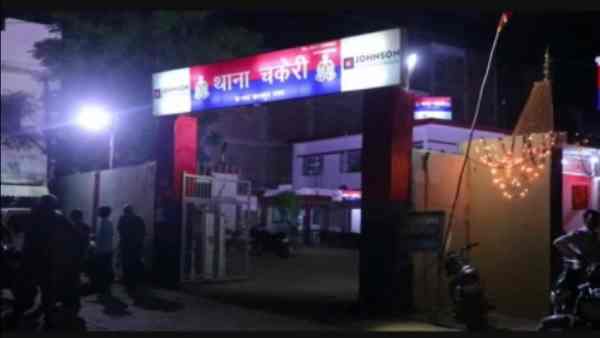 खून में लथपथ जमीन पर पड़े थे शव