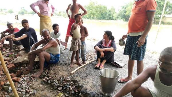 बिहार: बाढ़ में घर-घर जाकर लोगों का बिहार: बाढ़ में घर-घर जाकर लोगों का