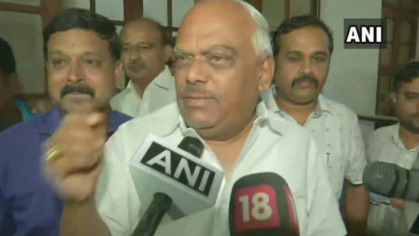 कर्नाटक संकट: MLAs से मिलने की मोहलत बढ़ाने की मांग लेकर SC पहुंचे स्पीकर कर्नाटक संकट: MLAs से मिलने की मोहलत बढ़ाने की मांग लेकर SC पहुंचे स्पीकर