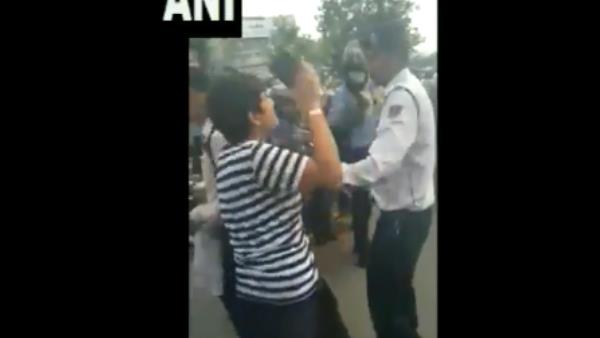 VIDEO: हेलमेट ना पहनने पर पुलिस ने रोका तो महिला ने की बदतमीजी, गिरफ्तार VIDEO: हेलमेट ना पहनने पर पुलिस ने रोका तो महिला ने की बदतमीजी, गिरफ्तार