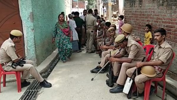 गांव में तनाव, पुलिस तैनात