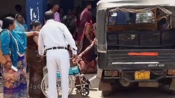 Katani Woman Gave birth twins Child one at Home and another in Auto Katani Woman Gave birth twins Child one at Home and another in Auto