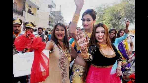 कई बहुरूपिये किन्नर बन गए