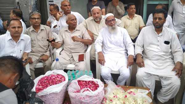 शोभायात्रा का फूलों से स्वागत