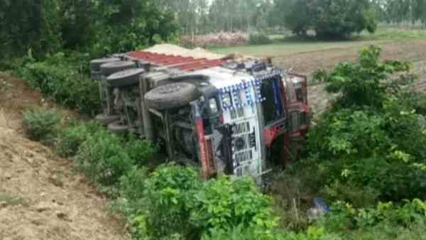 truck loaded with liquor overturned truck loaded with liquor overturned