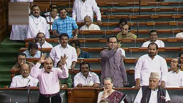 राहुल गांधी ने भी की नारेबाजी