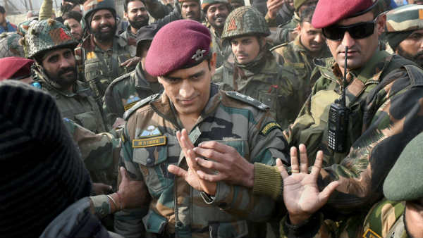 क्वालिफाइड पैराट्रूपर धोनी