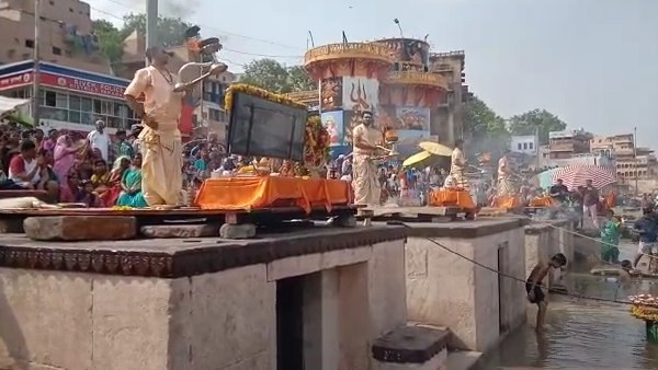 Maa ganga worship before Chandra Grahan at varanasi (Lunar eclipse News) Maa ganga worship before Chandra Grahan at varanasi (Lunar eclipse News)