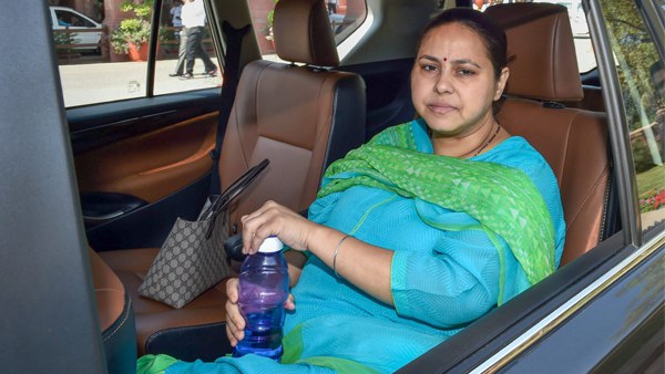 मनी लॉन्ड्रिंग केस: मीसा भारती और उनके पति के खिलाफ ED की बड़ी कार्रवाई मनी लॉन्ड्रिंग केस: मीसा भारती और उनके पति के खिलाफ ED की बड़ी कार्रवाई