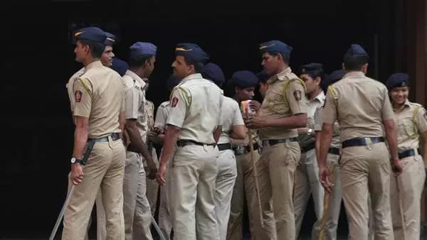 दुकान में पानी पी रहा था, तभी पुलिस ने दबोचा