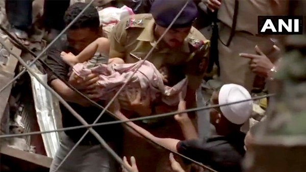 मुंबई बिल्डिंग हादसा: मलबे से सुरक्षित निकाला गया 4 साल का मासूम, अस्पताल में भर्ती मुंबई बिल्डिंग हादसा: मलबे से सुरक्षित निकाला गया 4 साल का मासूम, अस्पताल में भर्ती