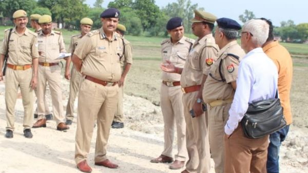 अधिकारियों का जमावड़ा