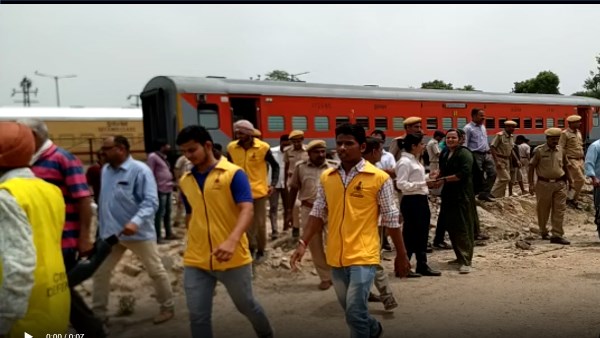 बोगी को ट्रेन से हटाया, दूर किया खड़ा