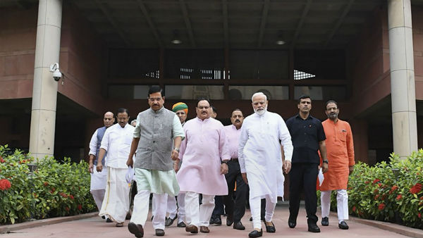 तमाम अधिकारियों पर गिरी गाज