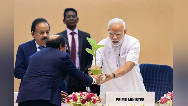 गुजरात के पांच से अधिक अधिकारी पीएमओ में