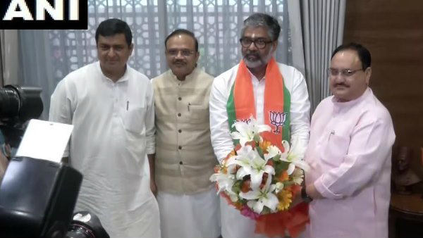 अखिलेश के बेहद करीबी रहे हैं