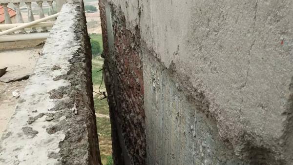स्लैब में फंसा था युवती का शव