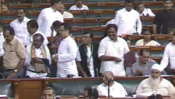 कांग्रेस ने किया वॉकआउट