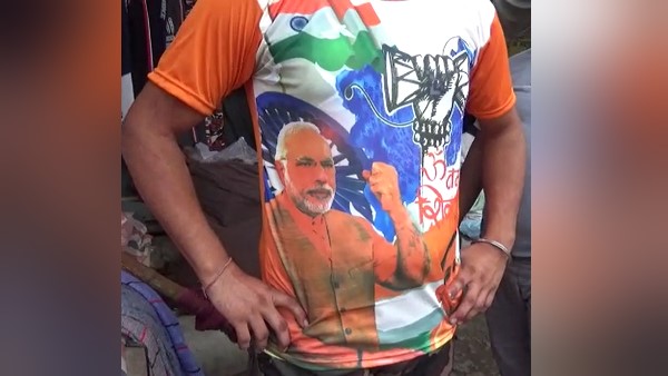 इन दिनों बढ़ जाती है भगवा रंग के कपड़ों की मांग