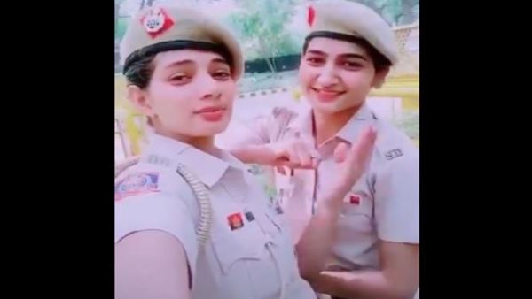 काम पर तौनात है दोनों पुलिसकर्मी