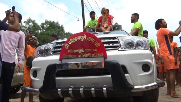 साथ में हैं 85 अनुयायी