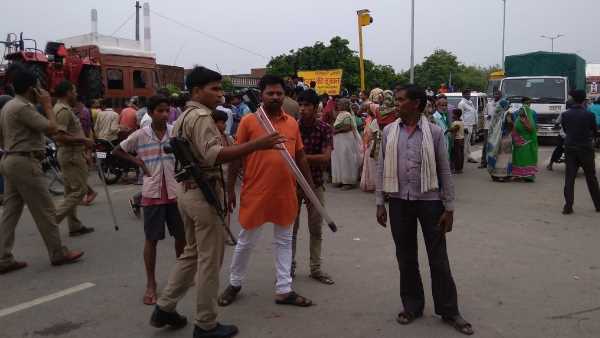 auto driver beaten by the mob after accident auto driver beaten by the mob after accident