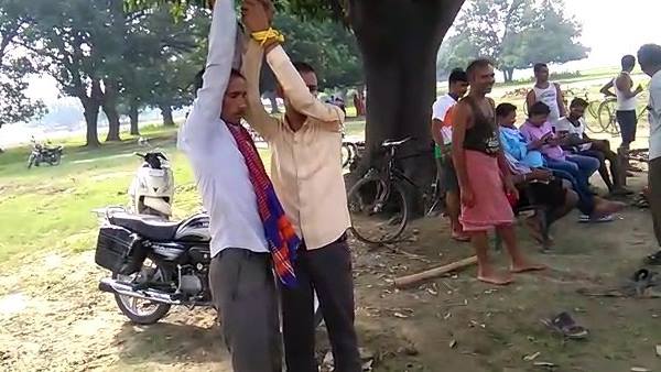 father son tied up and beaten by villagers in prayagraj father son tied up and beaten by villagers in prayagraj