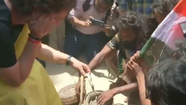 प्रियंका पर सांप को हाथ में पकड़ने और खेलने का था आरोप