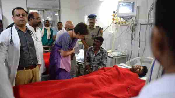 मृतकों के परिजनों से मिलने वाराणसी पहुंची प्रियंका
