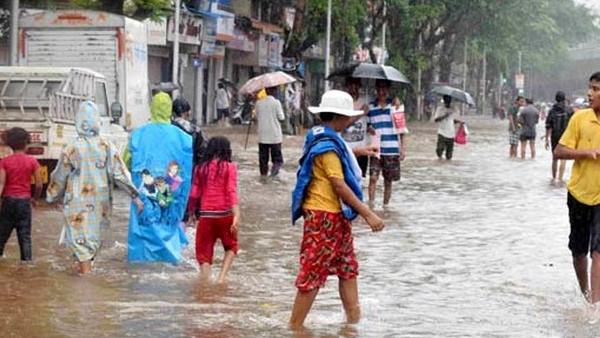 गुजरात में वापी और वलसाड में भारी बारिश