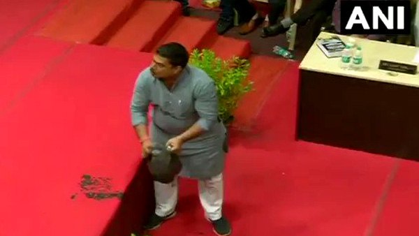 VIDEO: नगर निगम की बैठक में सभापति के सामने बीजेपी पार्षद ने फैलाया कीचड़ VIDEO: नगर निगम की बैठक में सभापति के सामने बीजेपी पार्षद ने फैलाया कीचड़