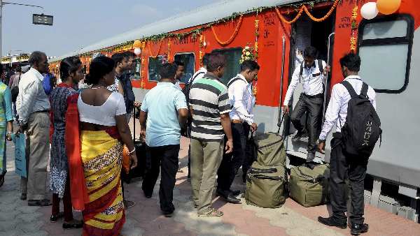 फिलहाल प्रयोग के आधार पर सौंपी जाएंगी ट्रेनें