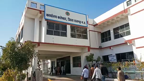 ग्रामीणों का आरोप, ट्रांसफर में हुई राजनीति