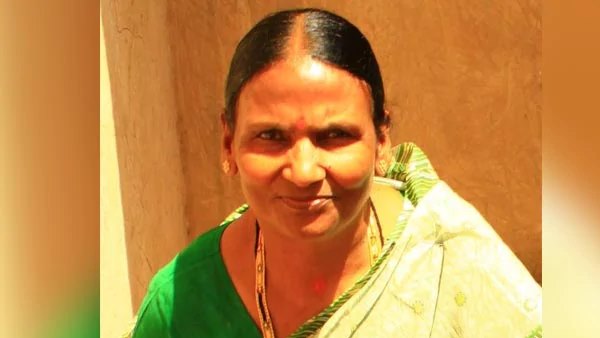 पति की गिरफ्तारी, रमा को मिला टिकट