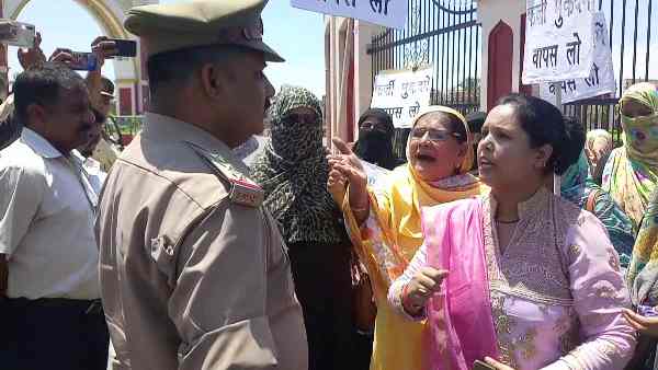 mp azam khan condemned for indecency with Samajwadi Party women workers mp azam khan condemned for indecency with Samajwadi Party women workers
