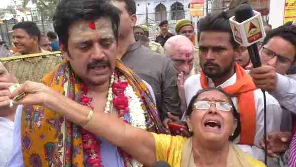 महिला ने कहा- मैं भीख नहीं मांग रही