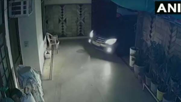 Family robbed at gunpoint by masked miscreants of their residence in Model Town in delhi Family robbed at gunpoint by masked miscreants of their residence in Model Town in delhi
