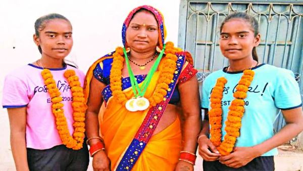 Success Story of twins Sister sarita Kosle, Savita kosle from Kawardha Chhattisgarh Success Story of twins Sister sarita Kosle, Savita kosle from Kawardha Chhattisgarh