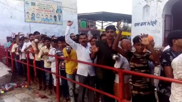 महादेव के जलाभिषेक के लिए लगी लंबी कतार