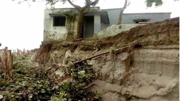 after heavy rain school wall fallen in the river ganga after heavy rain school wall fallen in the river ganga