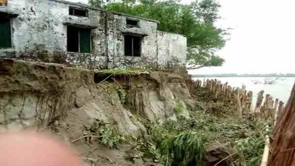 after heavy rain school wall fallen in the river ganga after heavy rain school wall fallen in the river ganga