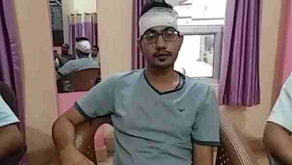 पांच लोगों ने डंडों से किया हमला