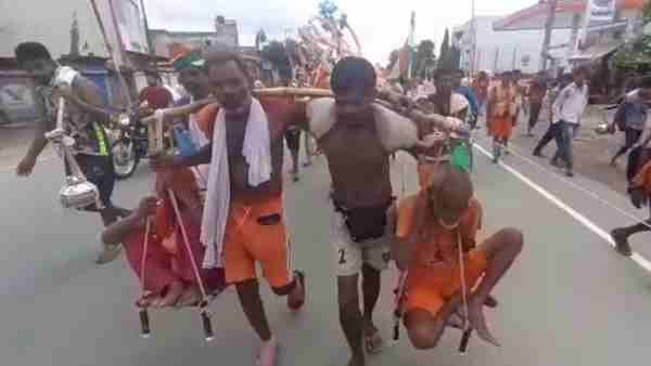 Four brothers reached shamli with his parents sitting in kawad Four brothers reached shamli with his parents sitting in kawad